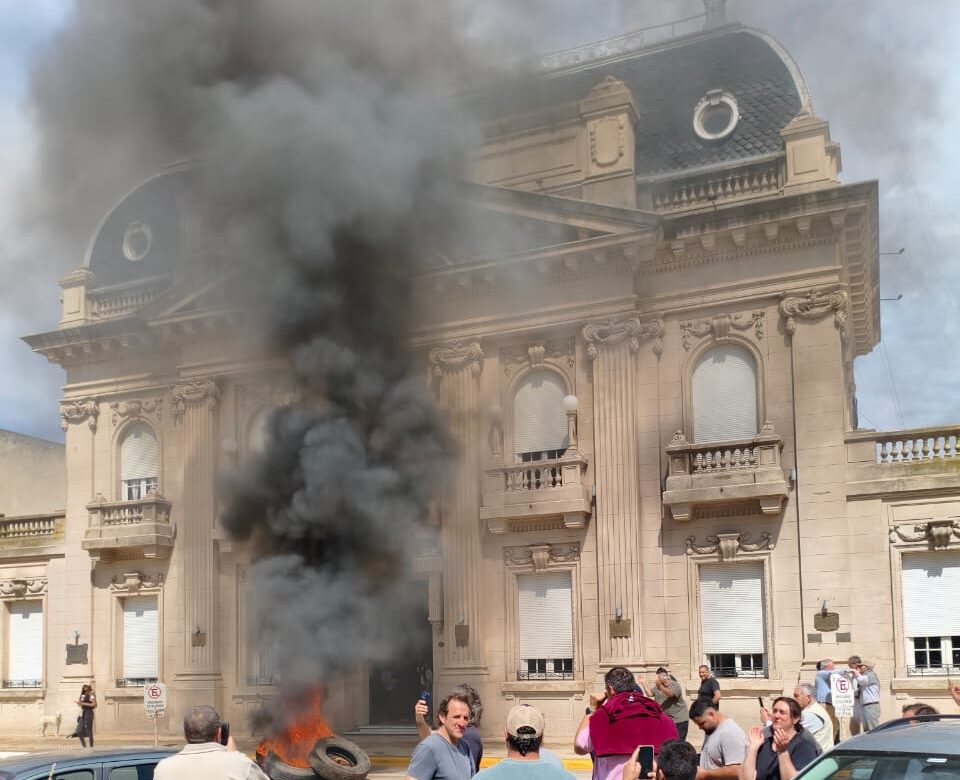 Imagen adicional de Se agotaron todas las instancias”: Tras 7 meses de estar inundados, los vecinos y productores de 9 de Julio expresaron su bronca frente y dentro de la municipalidad